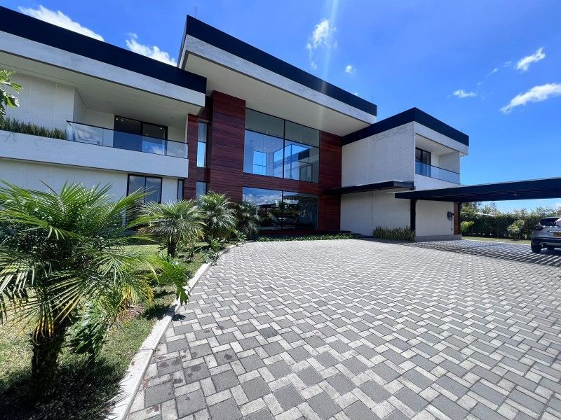 Casa en arriendo ubicada en Rionegro, sector Llanogrande