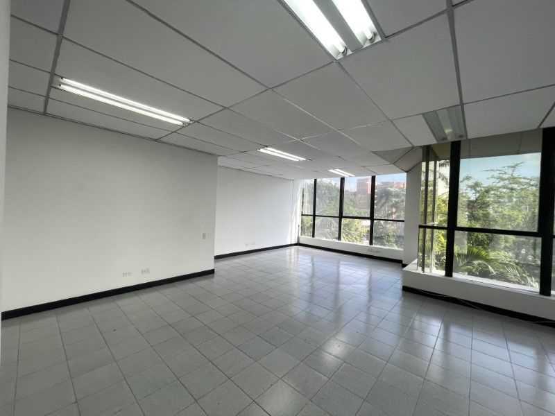 Oficina en arriendo ubicada en Medellín, sector Avenida Nutibara