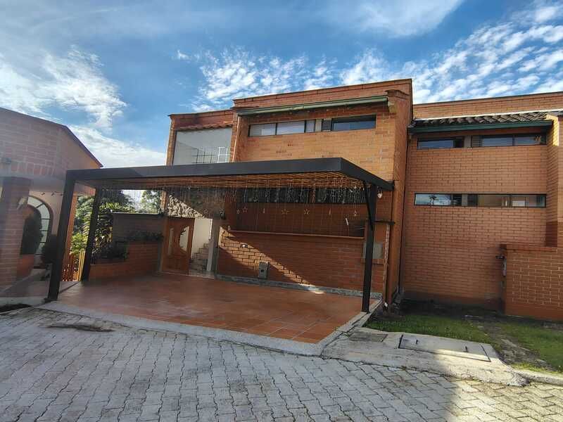 Casa en venta ubicada en Rionegro, sector La Macarena - Frente al Club