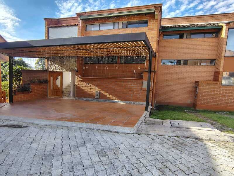 Casa en venta ubicada en Rionegro, sector La Macarena - Frente al Club