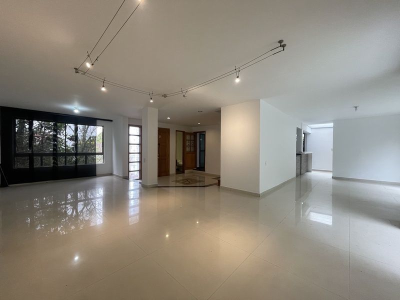 Casa en venta ubicada en Envigado, sector Loma los Benedictinos