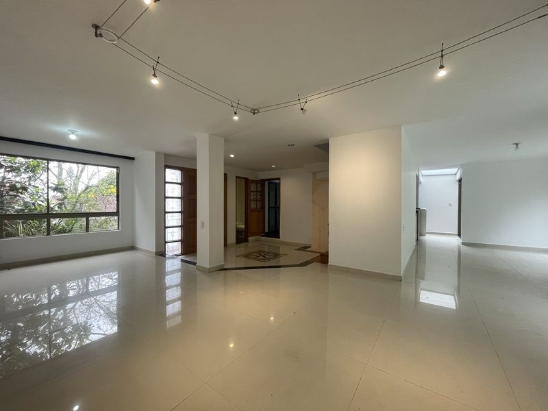 Casa en venta ubicada en Envigado, sector Loma los Benedictinos