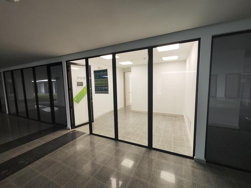Consultorio en arriendo ubicado en Medellín, sector Los Colores