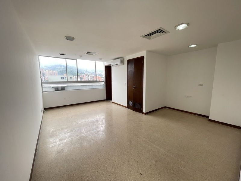 Oficina en arriendo ubicada en Medellín, sector Laureles
