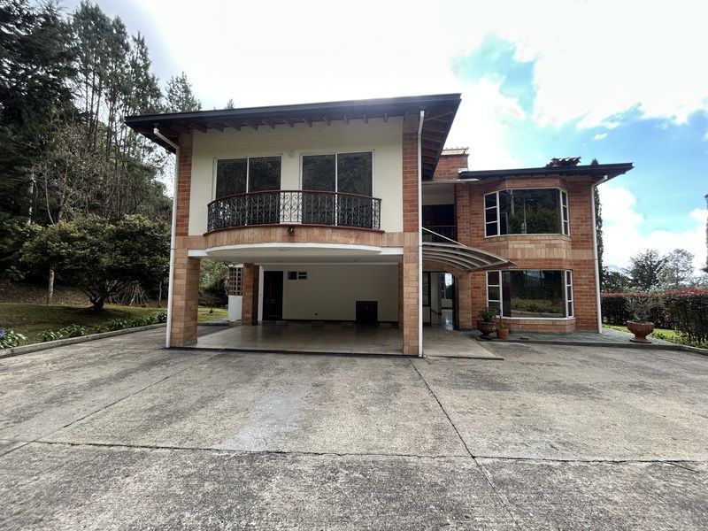 Casa en arriendo ubicada en Envigado, sector Loma del Escobero