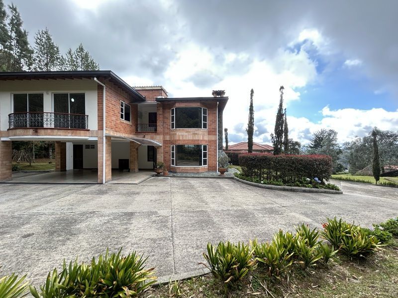 Casa en arriendo ubicada en Envigado, sector Loma del Escobero