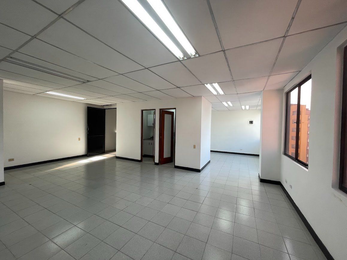 OFICINA EN ARRIENDO UBICADA EN MEDELLÍN SECTOR LAURELES